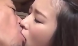 Um menino com uma jovem esposa se beijando · _ Corpo não autorizado de espírito Azusa Arai