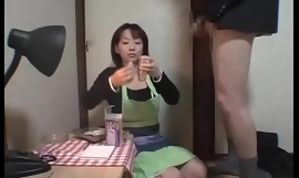 Un cuisinier japonais secoue la punition Manabu Kubota (Midori Yokoyama)