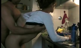 Napalona zdrada Spliced kochanka bzyka się w kuchni i połyka spermę