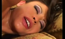 Exotisch floozie met kleine tieten en schuin ogen Jayna Oso is dol op krijgen haar mond witgekalkt na diep anaal penetratie