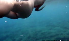 Drăguță Nastya înotând nud în mare