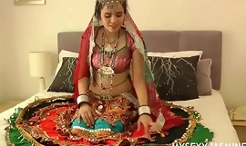 गुजराती इंडियन कॉलेज बेब जैस्मीन माथुर गरबा नृत्य