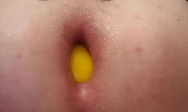 Juego con una bola amarilla de 3 juguetes en mi culo ...