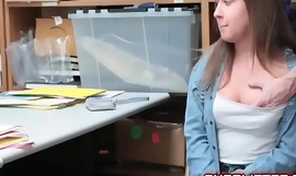 Teenager Brooke Felicity saugt Cop Penis auf Spycam