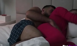 Seduciendo a su hermanastro dormido gay