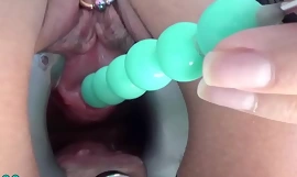 Cissified masturbează-i orificiul de pipi conectat cu un vibrator jumbo, fiind recomandabil pentru mingi