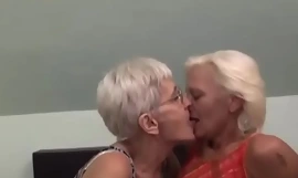 Karvainen mummo yrittää lesbo seksiä