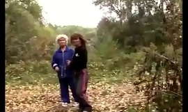 जंगल में दादी समलैंगिक प्यार