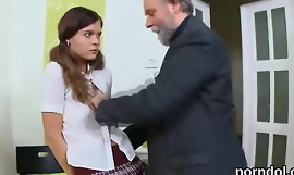 Śliczna studentka jest dokuczana i posuwana przez swojego starszego nauczyciela