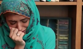 Trevlig fickficka ospecifik med en hijab blev skruvad tillbaka