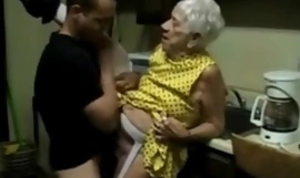 Babcia 91 lat robi sobie z bachora 21 lat