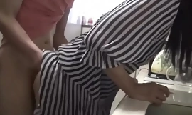 Asiatisk fru får service av reparatören - MER på heta kameror