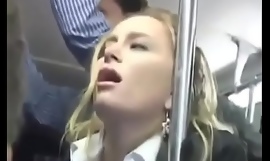 Blonde chaude à tâtons dans un bus