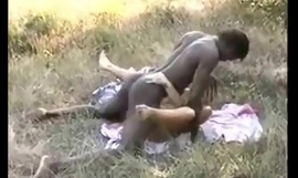 African Bull scopa la moglie con il marito cuckold