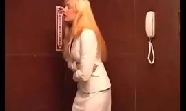 Chica guapa atrapada con un extraño en un ascensor de un hospital y follando en el aire
