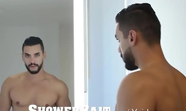 Ragazzo di ShowerBait Str8 convinto a scopare sotto la doccia