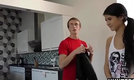 Beautiful Teen Fucks Tình cờ Guy For Cash In Front Of Nerdy BF