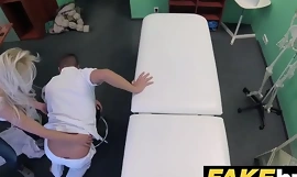 Fake Hospital Big tits horny Milf chiropraktik šuká doktora po masáži