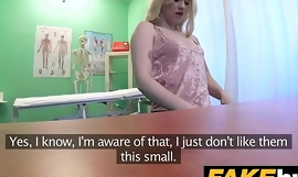 Falsk Hospital Fit blondine suger pik, så lægen giver hende større bryster