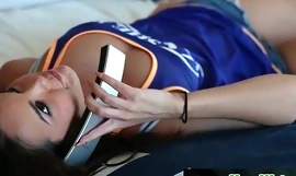 Nuru Massage mit vollbusiger japanischer Masseurin, die Klienten Dick 29 saugte