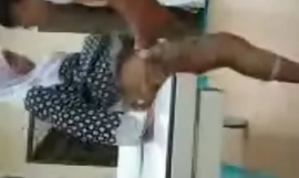 Maleis hijab meisje geneukt door haar chef honcho op kantoor
