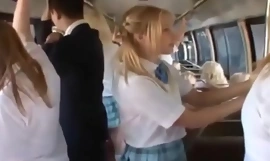 Écolière dans un bus
