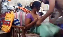 Desi Hot bhabi baisée par son mari sur des vidéos pornos _Sofa porn vids _.
