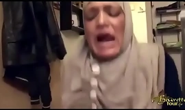 hijabi femme de chambre giflé anal artificiel et éjacule