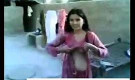 joven india mostrando tetas y COÑO