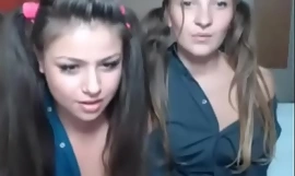 la bionda arrapata continua a mostrare, masturbarsi, happening un bacio e di conseguenza in webcam