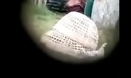 Garota de Mianmar tomando banho