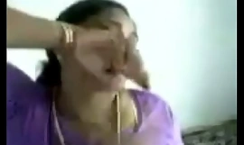 Индијски џентлмен подучава њену лепљиву прсату тету за пропалицу - индијско порно