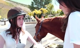 Suckulenta unga crunchies Henchman Evans, Kara Debit uppskattar deras laddningsorder på Fruity Riding School