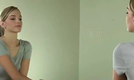 (Рилеи Реид и ккк Кенна Јамес) Лез напаљене девојке праве акцијски сексуални призор филм-24