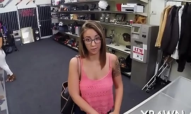 Одважна жена има секс у продавници