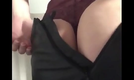 моя 18 летняя падчерица снимает свою кожу юбку и показывает мне свою задницу