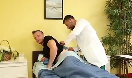 A BDSM orvos megkötözi a beteget a deepthroating miatt