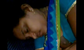 Rajam Mallu tante vergeet haar blouse vast te haken nadat ze melk heeft gegeven aan medepassagier