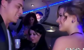 Láskavé tunely lásky jsou během párty na fuckfestu maximálně nepřesvědčivé