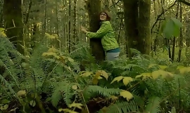 जंगल में एक झाड़ी को हाथ से पकड़ा एक हताश योन एक अनुरक्षण पर चलते हैं