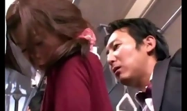 Japanse smekeling neukt een amateur oosterse vrouw in de bus