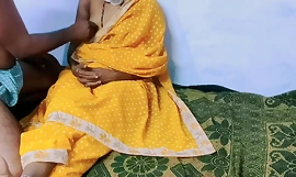Geel kleur sary in ontmoedigd Desi vrouw