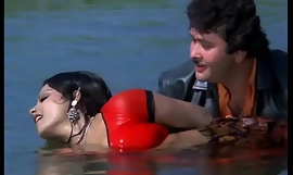 Het förr skådespelerska Rekha Ganeshan våt