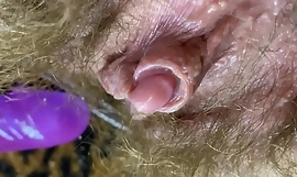Iepuraș vibrator test maltratare POV closeup ridicat clitoris mare umed retrage din păros păros