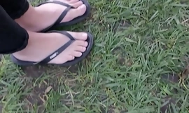 openhartig klein aziatisch college meisje voeten in flip flops HD