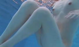 Полосатый купальник и маленькие сиськи подросток Анна Нетребко