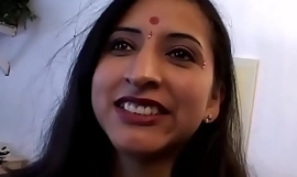 Indisk kone vil få hende først dobbelt penetration, så mand inviterer naboen til hjælp