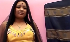 Полненькая индийская невестка делает свой первый порно кастинг