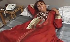 India chica está haciendo su primer porno casting y consigue su cara completamente cubierta con esperma
