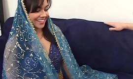 Chubby india gadis sedang melakukan dia pertama porno casting dan bermula dengan a double decker
